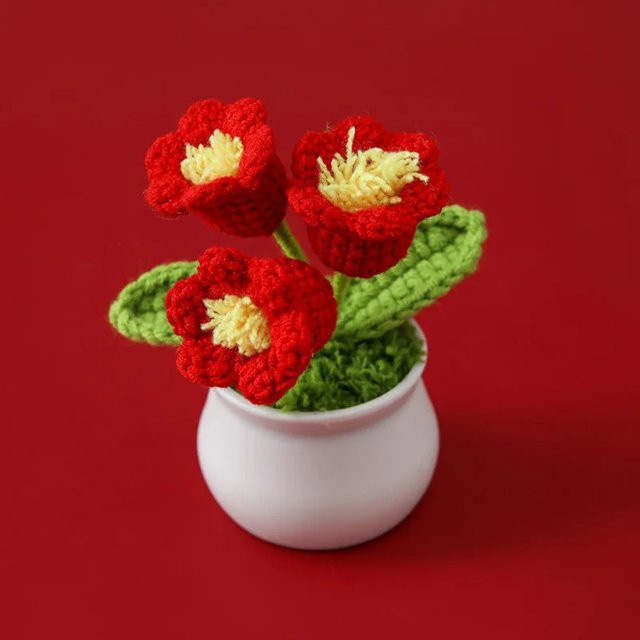 Handgemachtes gehäkeltes Maiglöckchen-Bouquet in Weiß als künstliche Topfblume zur Tischdekoration - Bild 1