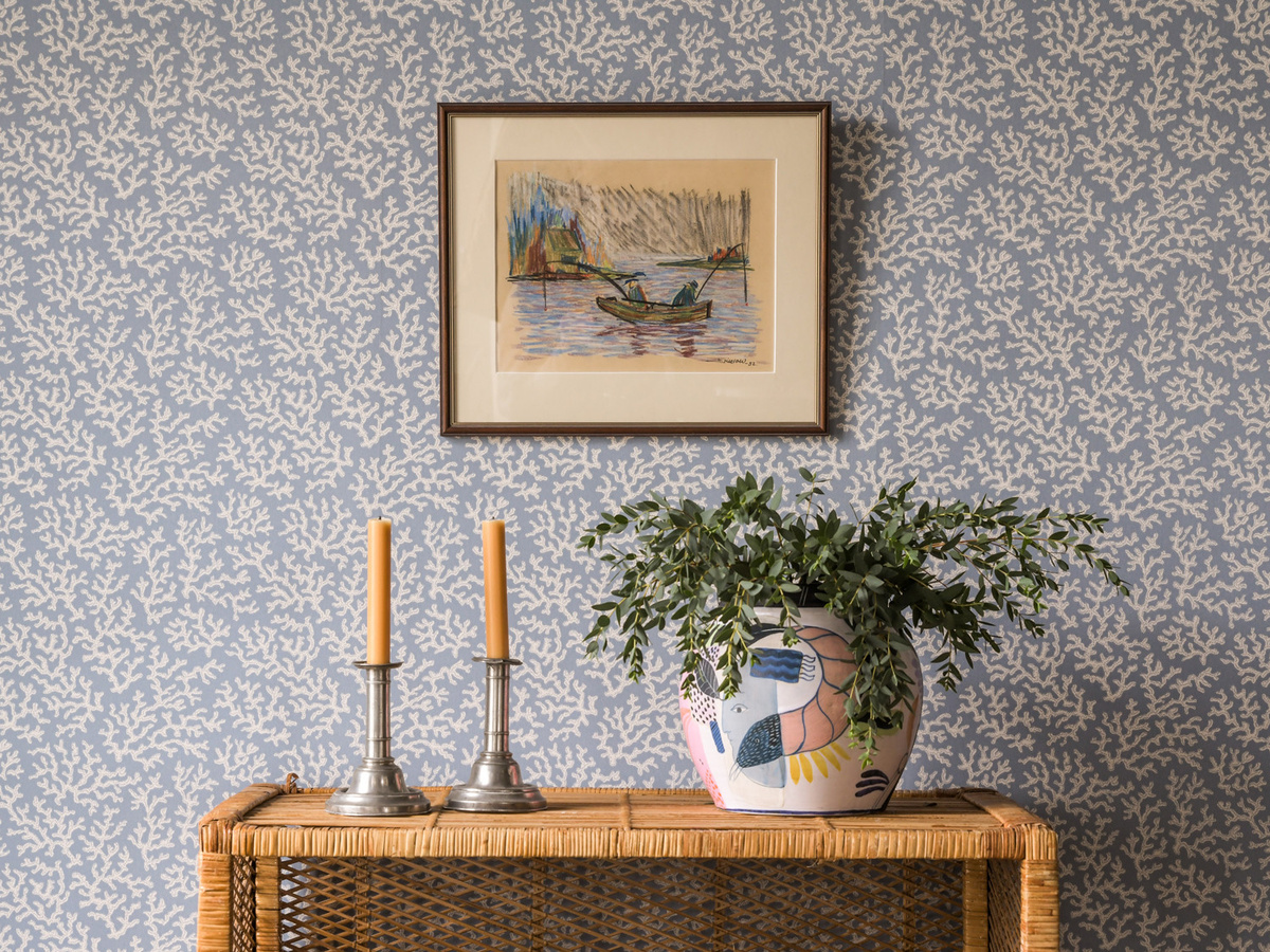 Von Brömssen Långelid Tapete Coral - Faded Denim in Orange und Blau mit floralem Design - Bild 1