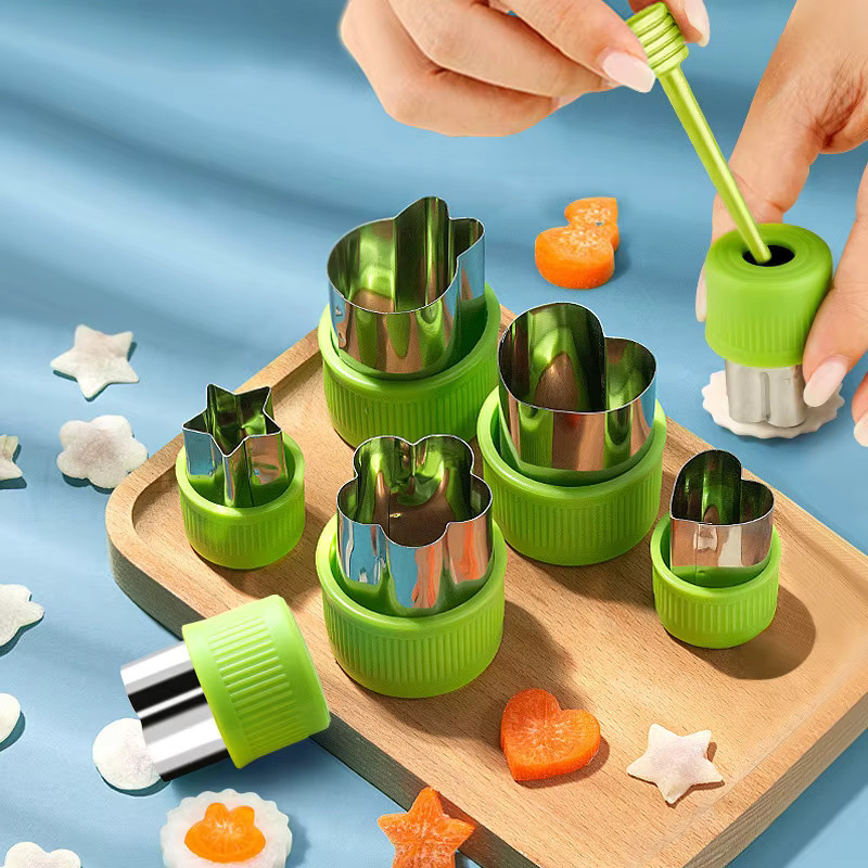 Set aus Ausstechformen in Herz- und Blumenform aus Edelstahl mit Kunststoffgriff für Gemüse, Obst, Cookies und Sandwiches in Rot und Grün - Bild 2