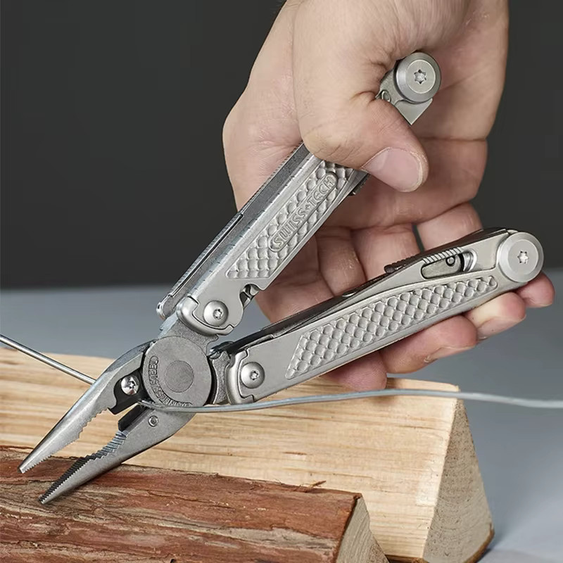 SWISS TECH 18-in-1 Multitool-Zange in Silber mit Schere und Sägeblatt als tragbares EDC Kombinationswerkzeug - Bild 3