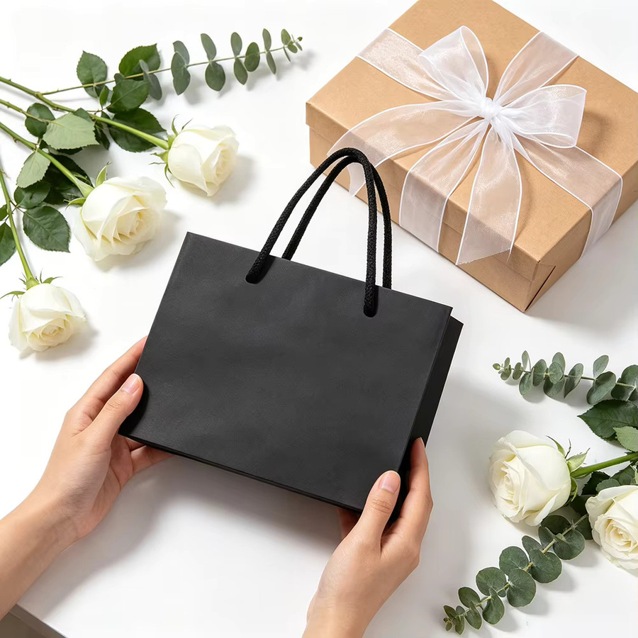 10 Stück kleine Papier-Geschenktüten mit Kordelgriffen in Schwarz und Weiß für Hochzeiten, Geburtstage oder Schmuckverpackungen - Bild 6