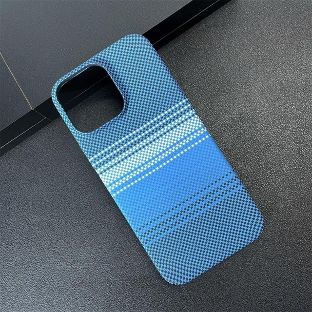 Yiran Luxuriöse Ultradünne Hülle mit Kohlefaser-Muster für iPhone 14 Plus, Matte Kühlende Hartplastikabdeckung in Schwarz und Blau - Bild 1