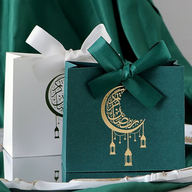 Set aus 5 Geschenkboxen für Eid in Grün, Schwarz und Weiß mit goldenen Halbmond- und Laternenmustern aus Papier - Bild 1