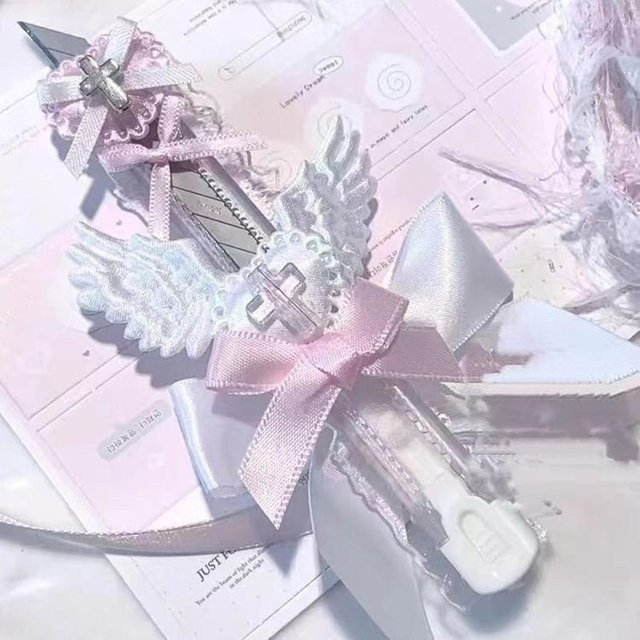 PanCake Kawaii Engelsflügel Cuttermesser in Rosa und Grau aus Kunststoff - Bild 1