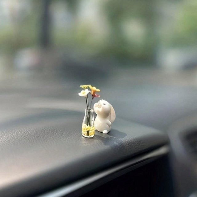 Dekorative Auto-Mittelkonsole mit Gänseblümchen und Kaninchen in Weiß - Bild 1