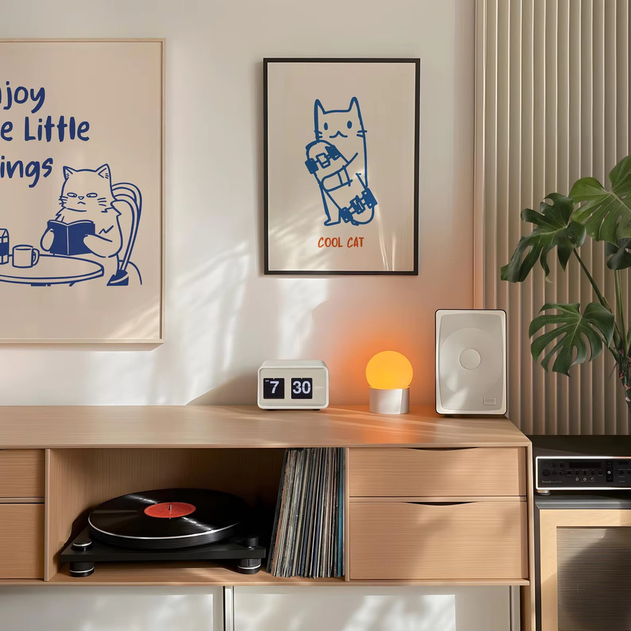 Modernes Poster mit Skateboard-Katze in Blau von SHENCHEN als digitale Wandkunst für Katzenliebhaber - Bild 4