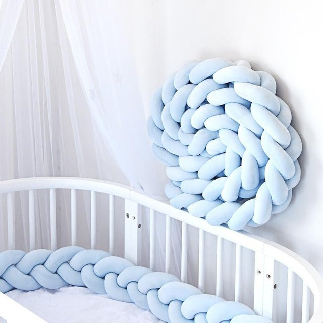 Chose One Babybett Kollisionsschutz Bettstreifen mit weicher Polsterung als Dreistrang-Zopf in Blau, 1 m - Bild 1