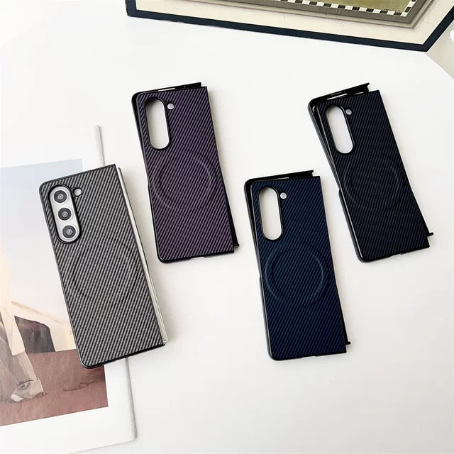 Luxuriöse Leder-Handyhülle mit Kohlefaser für Samsung Galaxy Z Fold 7, 6, 5, 4, 3 inklusive MagSafe und magnetischem kabellosem Laden in Schwarz - Bild 1