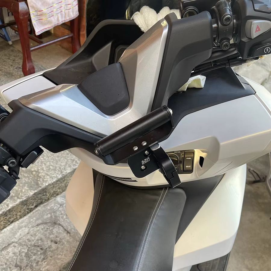 S2R GPS Navigationshalterung und Helmhaken für Honda PCX125 in Schwarz und Silber - Bild 4