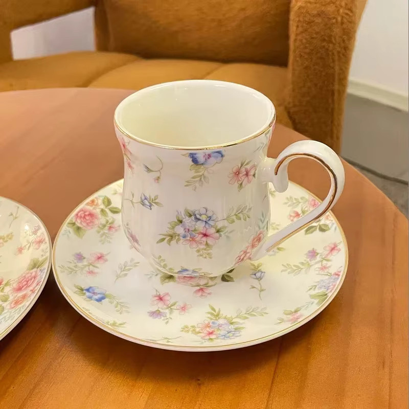 Vintage Keramik Kaffeetassen Set mit floralem Kamelien-Design in Weiß - Bild 2