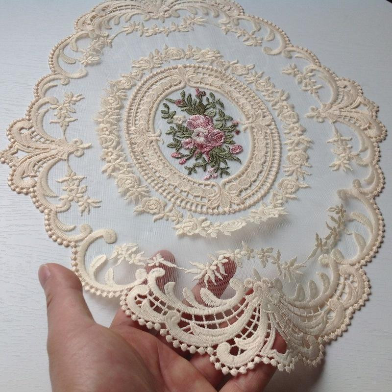 Ovaler bestickter Untersetzer aus Milchséide in Weiß mit floralem Muster für Tischdeko und Küche - Bild 2