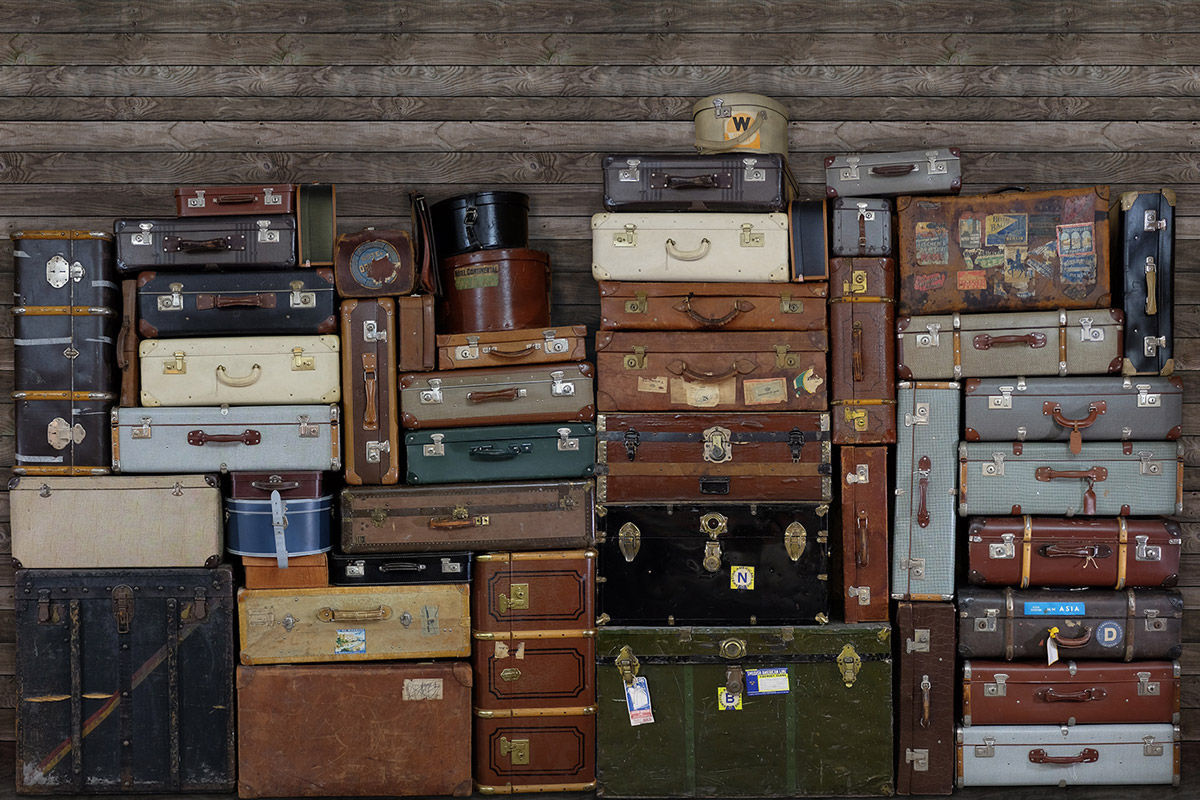Rebel Walls Wandtattoo Stacked Suitcases Vintage Design in Braun und Multicolour - Bild 2