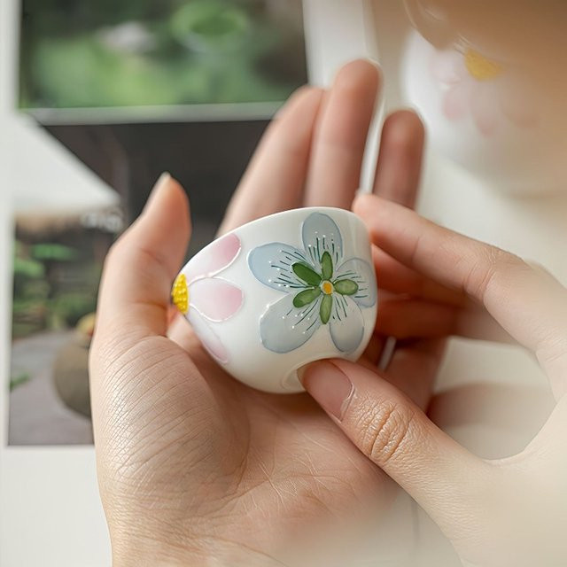 Handbemalte Arita-Yaki Teetasse aus weißem Porzellan mit floralem Design für Kung-Fu Teesets - Bild 1