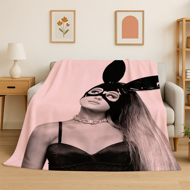 Livrane Flanellblanke Cat Ari Ariana Grande Motiv in Pink, weiche und warme Decke für Schlafzimmer, Wohnzimmer oder Reisen - Bild 1