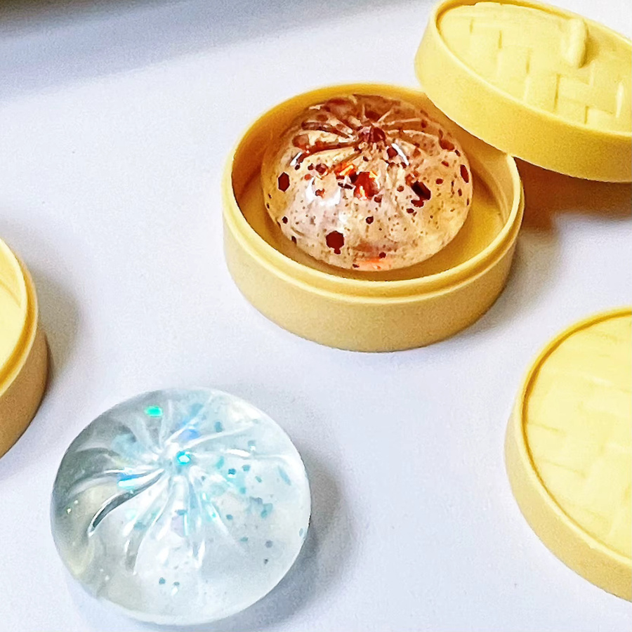 Schylling Mini-Dumplings Quetschbare Dampfbrötchen-Spielzeuge Set, Squishies, Fidget-Spielzeug - Bild 2