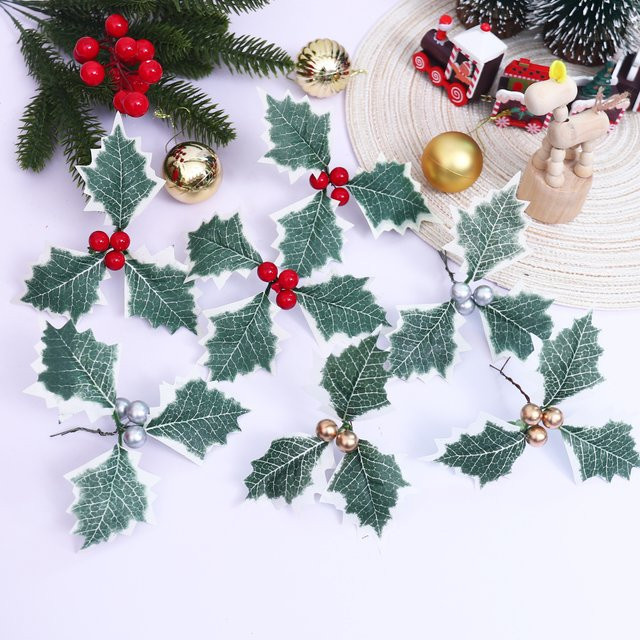 Kahaul 10 Stück künstliche Weihnachts-Stechpalmen-Beeren mit grünen Blättern in Rot und Grün für Weihnachtsbaum und Dekoration - Bild 1