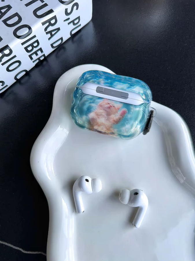 Kawaii Wellenrand Kopfhörer-Schutzhülle für Apple AirPods 1 2 3 4 Pro 2 Pro 3 in Blau mit glänzender Oberfläche und Schwimmender Katze Design - Bild 5