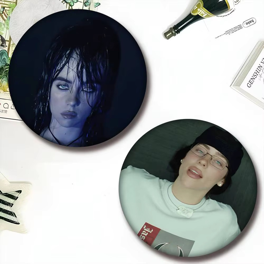 Brosche Billie Eilish Cartoon-Stil, Emaille-Pin, Rund - Bild 1
