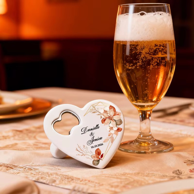 Personalisierter magnetischer Flaschenöffner in Herzform, weiß, ideal als Hochzeitsgeschenk für Gäste oder zur Brautparty - Bild 2