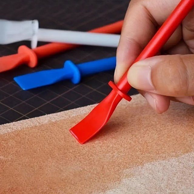 Leimtreuer Applikator und Klebeschmierstift als Mal-Schaber für DIY-Kunstleder-Bastelarbeiten in Weiß - Bild 1