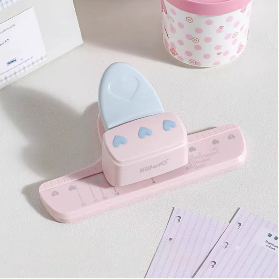 Herzförmiger 3-Loch-Stanzer in Rosa für Loseblatt-Notizbücher und Scrapbooking mit 4 mm Durchmesser und 19 mm Abstand - Bild 1
