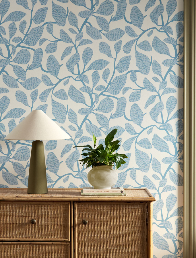 Scion Tapete Sweet Bay in Coast Blue mit botanischem Floral-Design und Mid-Century-Stil aus Vlies - Bild 1