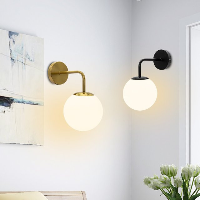 OSABO Moderne LED-Wandleuchte in Gold mit weißen PVC-Rundkugeln und Doppel-E27-Fassung - Bild 1
