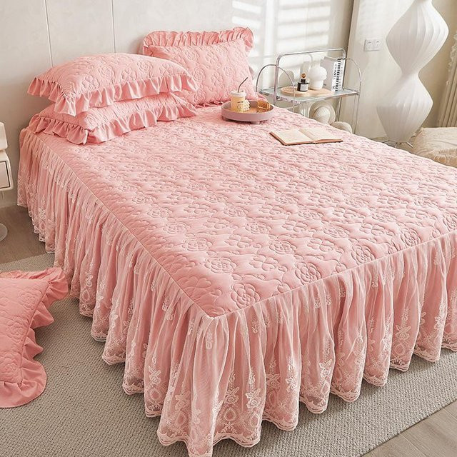 Gesteppter Bettrock aus Baumwolle mit Spitzenbesatz in Pink, 3-teiliges Set mit Matratzenbezug und Kissenbezug, B/T: 150 x 200 cm - Bild 1