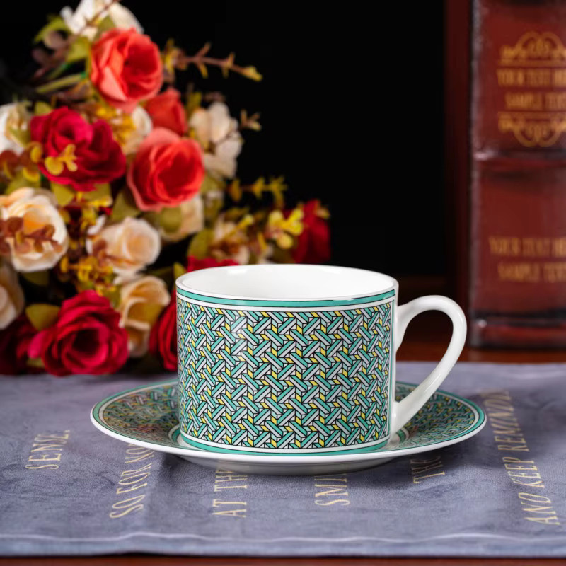 Elegantes Bone China Kaffeetassen-Set mit Untertassen in Schwarz und Multicolour im geometrischen Retro-Design - Bild 2