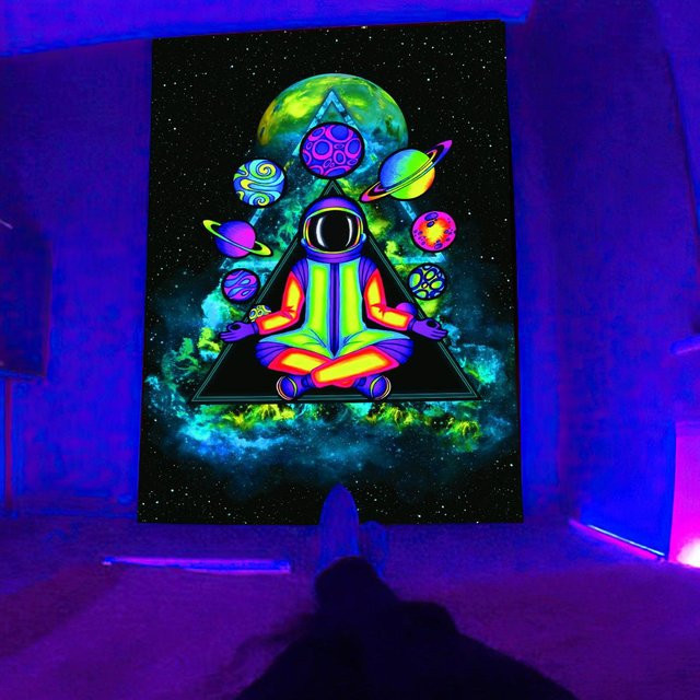 Lila Fluoreszierender Wandteppich mit Pilz-Motiv und Psychedelischer Naturlandschaft von JMG Household Supplies, B/H: 85 x 75 cm - Bild 1