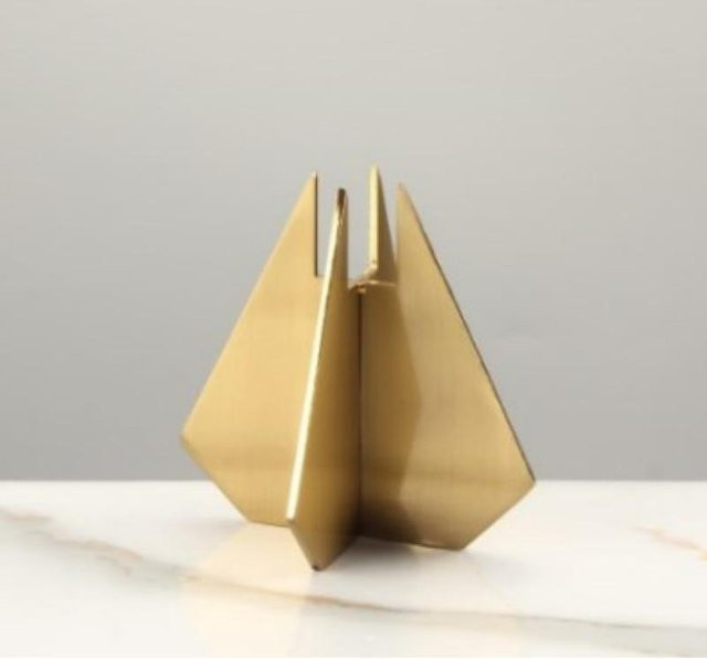 Moderner geometrischer Metallkerzenständer in Dreiecksform, dekoratives Ornament in Gold und Beige für Wohnzimmer und Esstisch - Bild 1