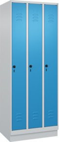 C+P Spind Classic PLUS Spind mit Sockel, 3 Abteile, Sicherheits-Drehriegel und 3 Garderobenhaken, H x B x T: 195 x 75 x 50 cm - Bild 1