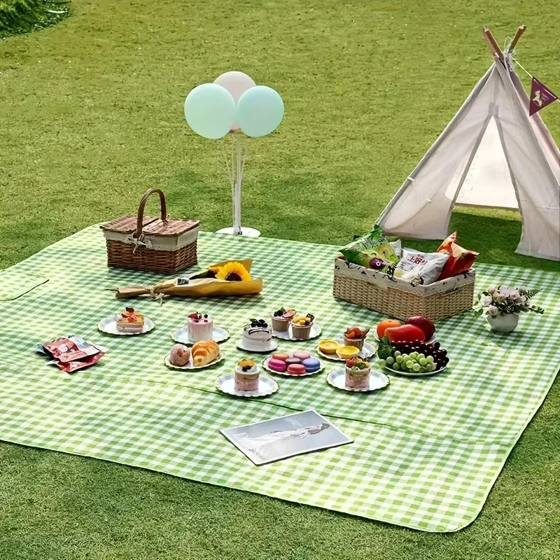 Wasserdichte und faltbare Picknickdecke für Camping, Strand und Outdoor in Rot und Grün - Bild 2
