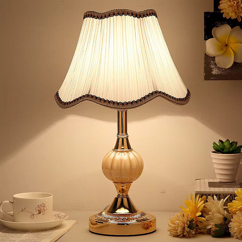Ynhaw Tischlampe im modernen Retro-Design aus Glas, Eisen und Stoff in Gold/Messing mit weißem Schirm - Bild 4