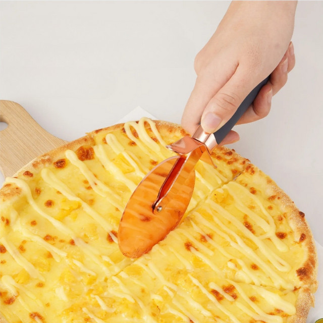 PDQ Pizza-Rollroller und Pfannkuchenschneider aus Edelstahl in Roségold und Grau - Bild 1