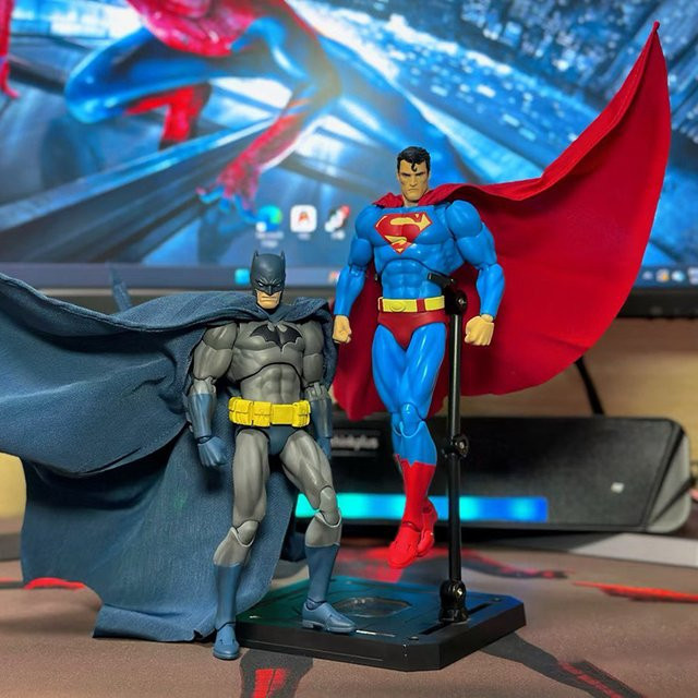 CT MAFEX Nr. 117 Superman (Hush), DC Comics Justice League, Actionfigur - Bild 1