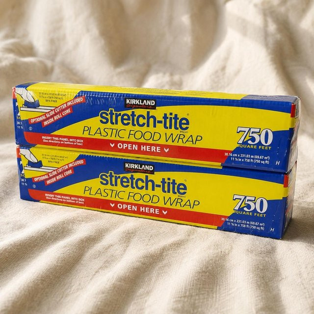 Kirkland Signature Stretch-tite Frischhaltefolie, 2 Rollen à 231 m, PVC-frei und mikrowellengeeignet, weiß - Bild 1