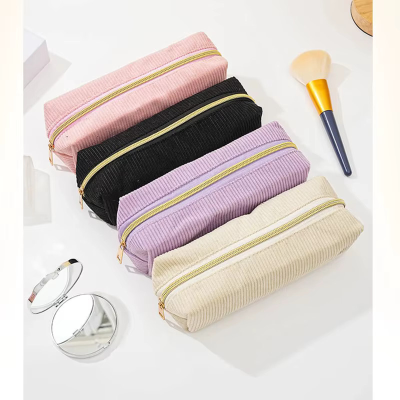 Einfarbiges Federmäppchen aus Textil in Lila mit großem Fassungsvermögen und Reißverschluss - Bild 2