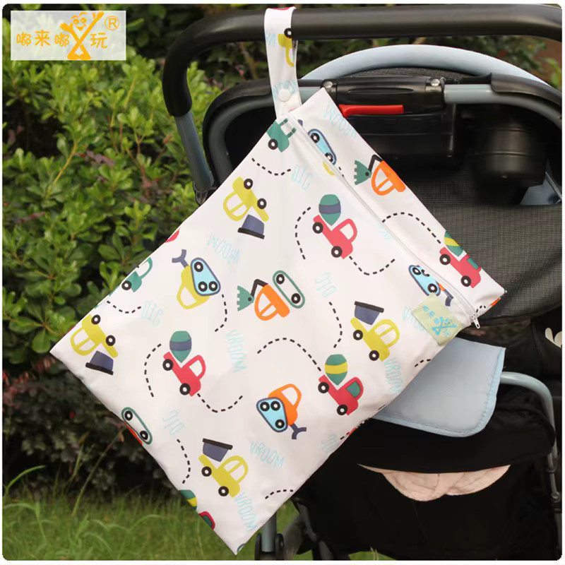 Wasserdichte Baby Windeltasche aus Textil, wiederverwendbare und waschbare Nass Tasche in Multicolour, B: 38 cm, H: 28 cm - Bild 3