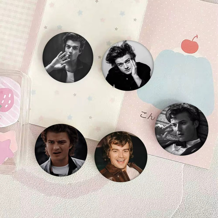 Brosche Actor Joe Cool Keery, Emaille-Pin, Metall, rund, multicolour - Bild 4