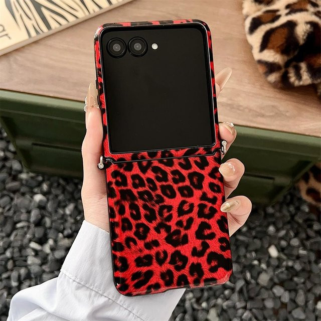 Stoßfeste Leder Handyhülle mit Leopard Muster für Samsung Galaxy Z Flip 4, Z Flip 5 und Z Flip 6 in Rot - Bild 1