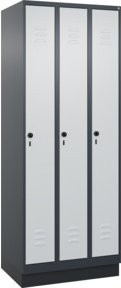 C+P Spind Classic PLUS Garderobenschrank mit 3 Abteilen, Sockel, Sicherheits-Drehriegel und 3 Garderobenhaken, Farbe: Anthrazitgrau/Lichtgrau/Schwarzgrau, H x B x T: 195 x 75 x 50 cm - Bild 1