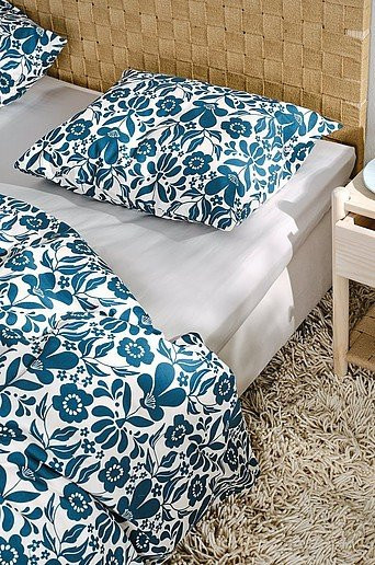 Jotex SELJA Bettbezug aus Bio-Baumwolle mit floralem Design in Blau und Weiß - Bild 1