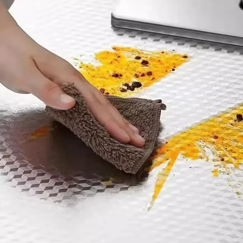 Selbstklebende Aluminiumfolie als Öl-proof Küchentapete in Silber, Breite: 40 cm - Bild 3