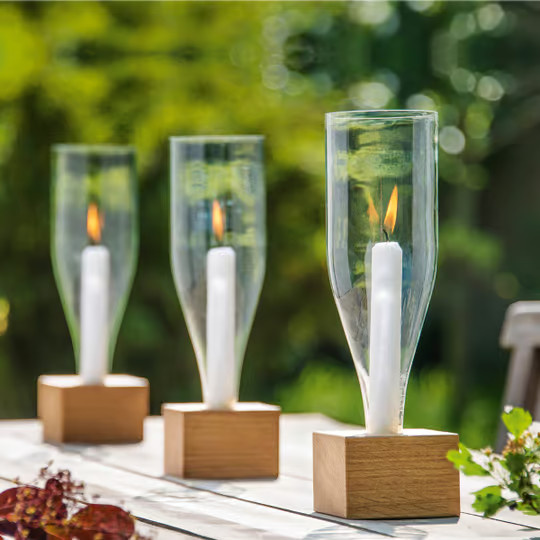 Windlicht Vino aus Glas und Eichenholz in Transparent mit weißer Stabkerze von Lebenshilfe Schweinfurt - Bild 2