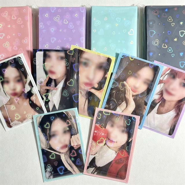 Sharkbang 50 Stück Holo-Kartenhüllen in Macaron-Farben zum Schutz von Kpop-Fotokarten, Postkarten und Spielkarten, B/H: 60 x 90 mm - Bild 1
