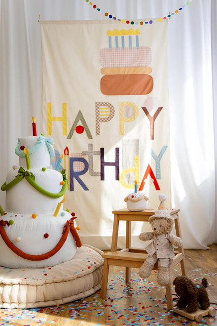 SUTAIBAI Happy Birthday Stoffbanner aus Leinen mit Kuchen-Motiv und Typografie für Kindergeburtstage, Mehrfarbig, B/H: 150 x 150 cm - Bild 1
