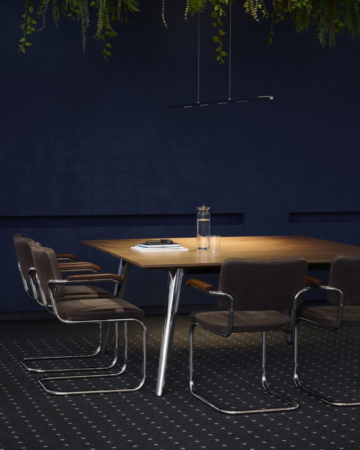 Thonet S 64 Pv Stuhl mit Armlehnen aus Nussbaum und braunem Nubukleder - Bild 3