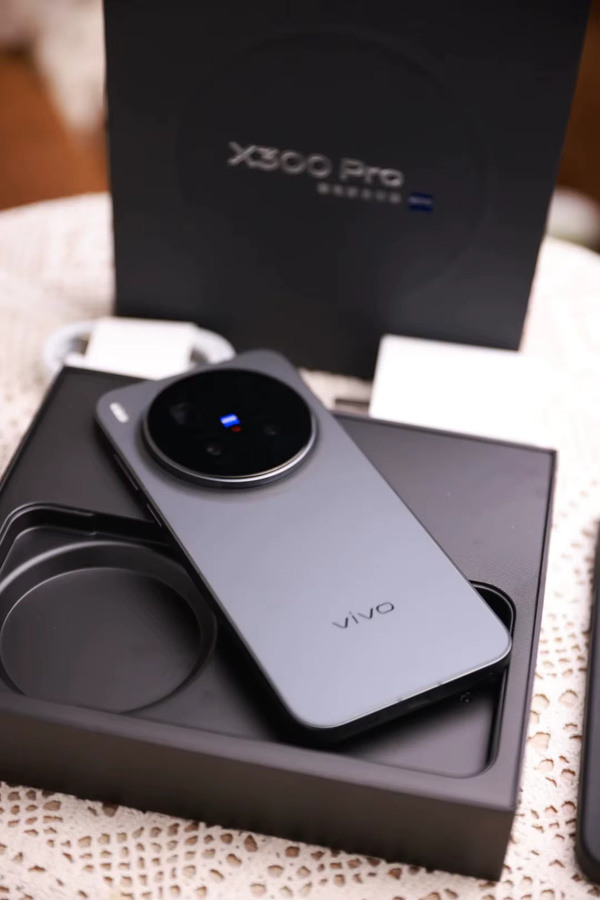 Vivo X300 Pro 5G Smartphone mit Dimensity 9500, 6,78 Zoll AMOLED-Display, 200MP ZEISS APO Teleobjektiv-Kamera, 6510mAh Akku, 90W FlashCharge, NFC und Android in Braun - Bild 2