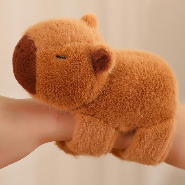OONBIFFY Capybara Armband Plüschtier, braun, ab 0 Jahre - Bild 1